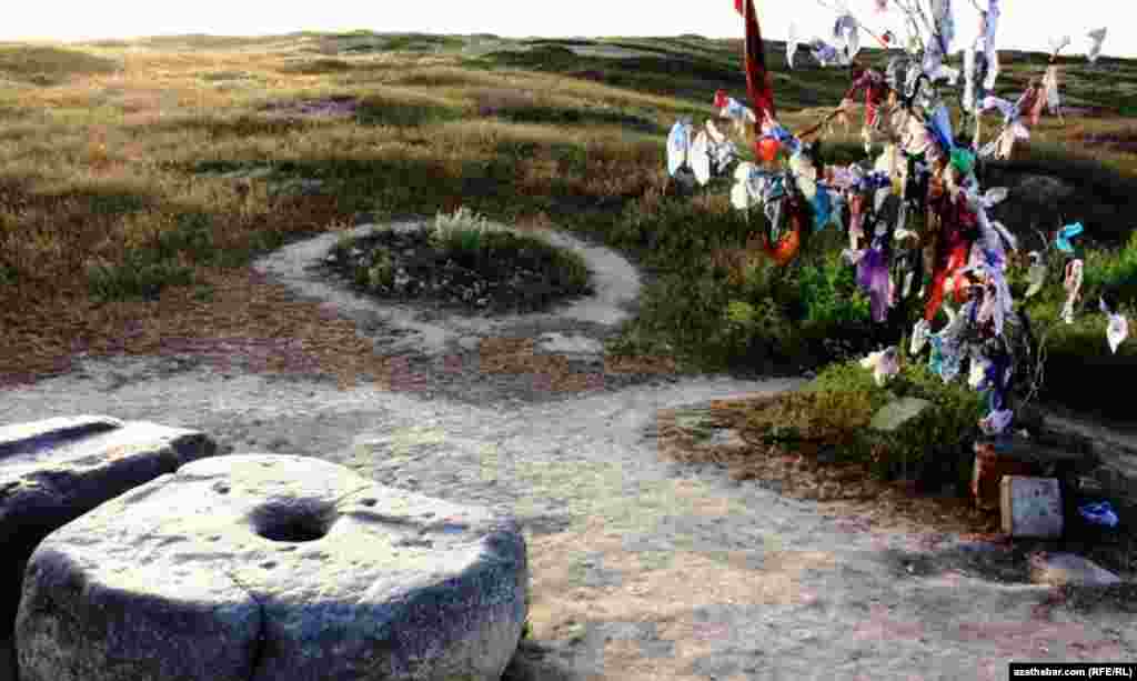 Туркменистан. Руины старинной мечети в окрестностях Ашгабата. 