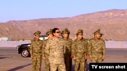 Türkmen prezidentiniň baýramçylyk dabaralary sowlup-sowulman güýç gulluklarynyň ýolbaşçylaryny sylaglamagy synçylaryň arasynda dürli pikirleri we soraglary döretdi.