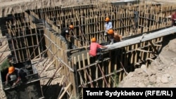 Жаңы курула баштаган көп кабаттуу турак жай. Кыргызстан.