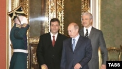 Президент России Владимир Путин (на первом плане), президент Сербии Борис Тадич и премьер-министр Сербии Воислав Коштуница (справа налево на втором плане) во время встречи с делегацией Сербии в Кремле. 25 января 2008. Фото ИТАР-ТАСС/ Михаил Климентьев