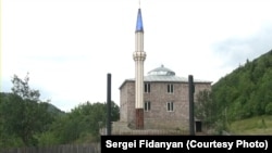 Гуьржийчоь -- Чела-эвлара маьждиг иштта дара момсар шен меттахь йолуш.