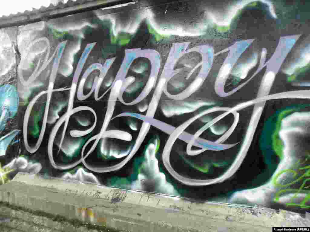 Тамгаларды жазуу &nbsp;да өзүнчо искусство. Чыгыш каллиграфиясы баарыга белгилүү. Батыш каллиграфиясы - граффитичилерге таандыктай.&nbsp; 