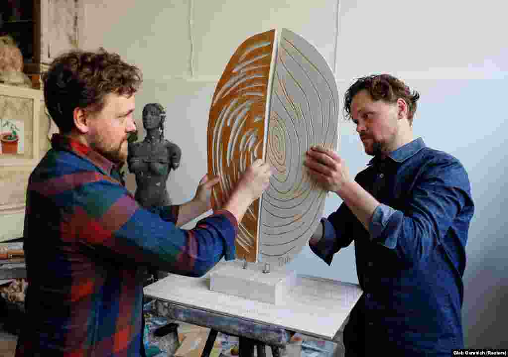 Братья Зигура демонстрируют онлайн-аудитории работу под названием&nbsp;&laquo;Отпечаток&raquo;. Она была продана за 500 долларов. Победитель аукциона сказал Рейтер, что, узнав о благотворительной цели аукциона в такое тяжелое для всех время, решил поддержать&nbsp;&laquo;очень крутых&raquo; украинских скульпторов.&nbsp; &nbsp;