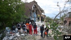 Рятувальники на місці російського удару по Харкову, 10 червня 2024 року