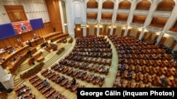 Configurația Parlamentului nu ține cont de rezultatul votului: parlamentarii pot migra fără probleme de la un grup parlamentar la altul. În cazul în care nu mai sunt de acord cu șefii lor, pot rămâne neafiliați. Dar puțini optează pentru asta. 