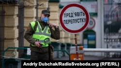 Бійці НГУ (Національна гвардія України) стоять кордоном на вході до Києво-Печерська лавра де багато з монахів та священників мають позитивний результат на коронавірус, 14 квітня 2020 року