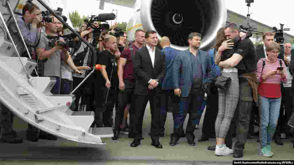 Украинский режиссер Олег Сенцов обнимает свою дочь в киевском аэропорту. Сенцов прилетел в Киев после обмена пленными между Россией и Украиной. 7 сентября 2019 года. (Serhii Nuzhnenko, RFE/RL)