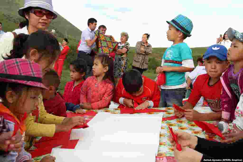 Быйыл Кыргызстан боюнча 100 жайлоо бала бакча ачуу пландалган. Жайыт комитеттертери боз үйлөрдү уюштурса, окуу куралдары жагынан &ldquo;Роза Отунбаеванын демилгелери&rdquo; эл аралык коомдук фонду көмөк көрсөтөт.
