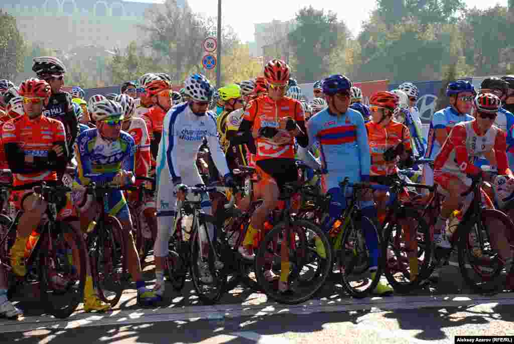 О начале велогонки выстрелом из стартового пистолета известил аким Алматы. Спортсменам предстояло пройти на скорости 50-60 километров&nbsp;в час 186 километров&nbsp;трассы, чередующейся спусками и непростыми подъемами. 