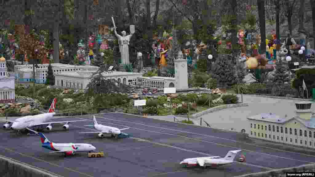 У парку мініатюр в Бахчисараї. На передньому плані &ndash; копія старого терміналу Сімферопольського аеропорту з пасажирськими літаками, в тому числі турецької авіакомпанії Turkish Airlines. Її лайнери літали в Крим до 2014 року