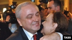 В Грузии Игорь Гиоргадзе объявлен в розыск вот уже 21 год, в список разыскиваемых лиц по красному циркуляру Интерпола попал пять лет назад, а вчера был изъят из этого списка