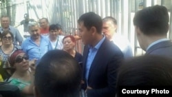 Ипотечники разговаривают с представителем банка. Алматы, 8 июля 2015 года.