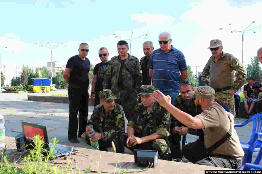 Учасники акції принесли з собою ноутбук та дивляться в он-лайн режимі телевізійні новини про події в Києві та Мукачеві.