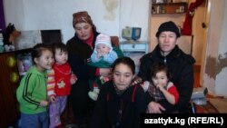 Жашаган үйү талашка түшкөн үй-бүлө.