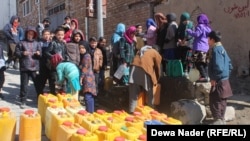 مشکل کم آبی در کابل. مردم در کنار یک نل آب حکومتی برای پر کردن بشکه های شان به نوبت ایستاده اند. عکس از آرشیف