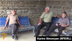 Կոթիի բնակիչները քննարկում են վերջին օրերի հրադադարի խախտումները, 7-ը սեպտեմբերի, 2015թ․