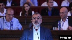 Жирайр Сефилян выступает на учредительном съезде партии «Сасна црер», 2018 г.
