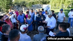 Улукбек Марипов эл менен жолугушуу учурунда. Ысык-Көл. 6-август, 2021-жыл.