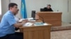 Прокурор Акжол Ахметов задает вопросы по делу заместителя акима Нуринского района Хакима Бекова, обвиняемого в коррупции. Поселок Осакаровка, 23 сентября 2015 года.