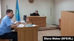 Прокурор Акжол Ахметов задает вопросы свидетелям по делу заместителя акима Нуринского района Хакима Бекова, обвиняемого в мошенничестве. Карагандинская область, 23 сентября 2015 года.  