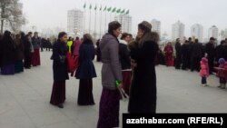 Türkmenistanda uly baýramçylyklar, adatça, mejbury çäreler bilen utgaşdyrylýar. (arhiw suraty)
