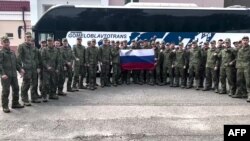 Вызваленыя расейскія вайскоўцы сфатаграфаваліся на фоне гомельскага аўтобуса, 9 чэрвеня 2025 году