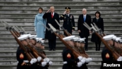 Дональд Трамп принимает военный парад в качестве нового верховного главнокомандующего