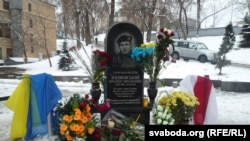 Так выглядаў помнік Міхасю Жызьнеўскаму, усталяваны ў лістападзе 2014 году ў Кіеве. Архіўнае фота