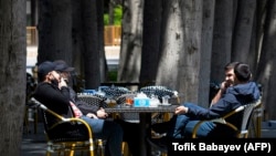 Բաքու, Ադրբեջան, մարդիկ իրենց ժամանցն են անցկացնում սրճարաններում կարանտինի թուլացումից հետո, 18-ը մայիսի, 2020թ.