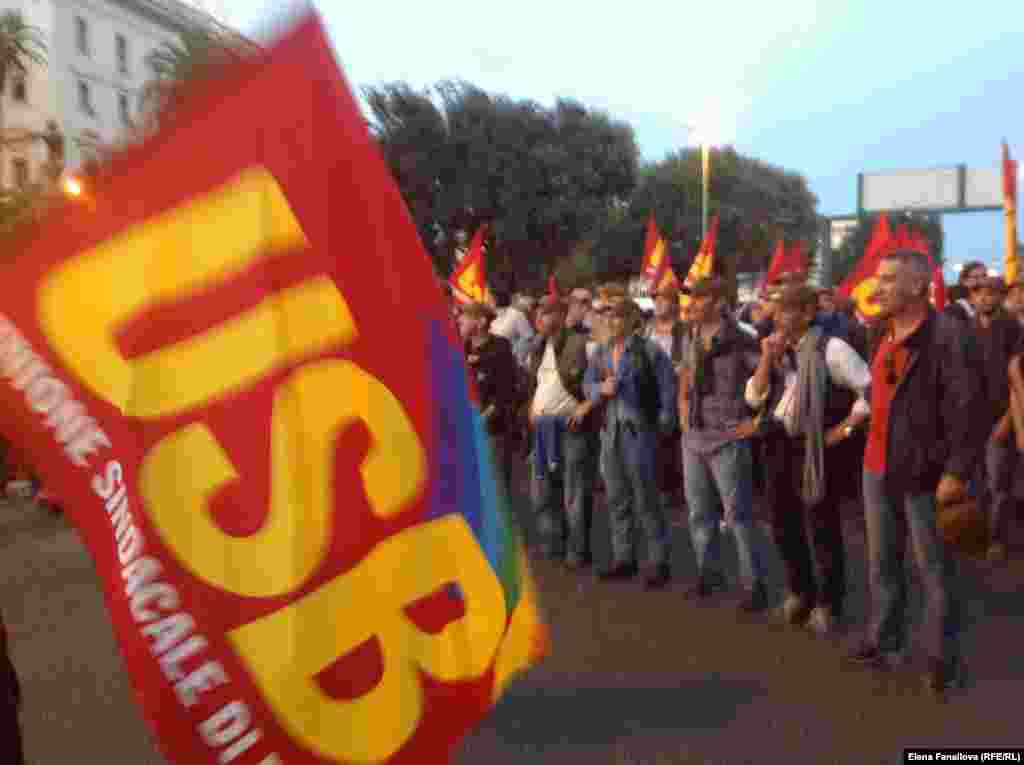 Колонна самого радикального профсоюзного движения Италии на подходе к Porta Pia