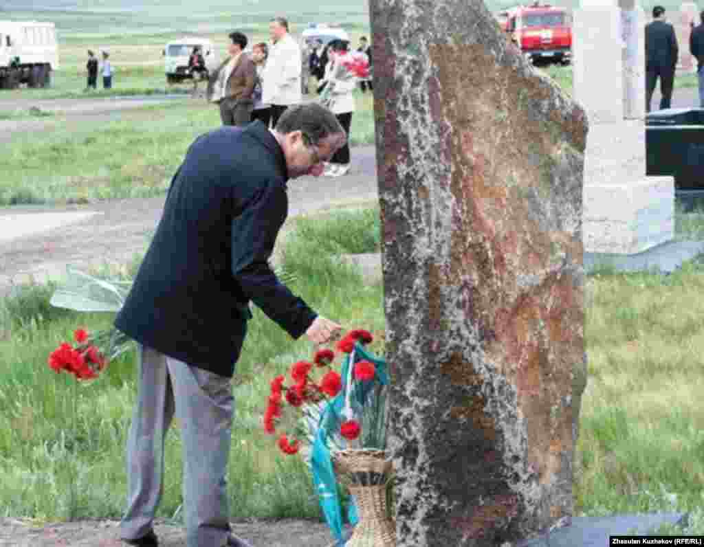 Франциядан келген өкүлдөр Спасск көрүстөнүндө жаткан мекендештеринин мүрзөсүнө гүлчамбар коюшту. 31.5.11.