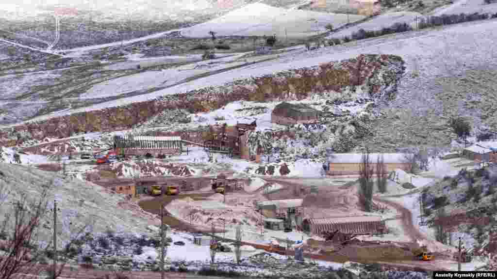 З гірських схилів мармуровий кар&#39;єр видно як на долоні. &nbsp; Більше фото з прогулянки засніженими відрогами Чатир-Дага &ndash; у нашій фотогалереї