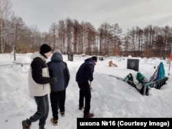 Волонтеры чистят снег рядом с могилой Вадима Питкевича