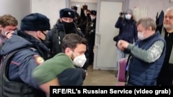 Полиция кызматкерлери Илья Яшинди күч менен кармады