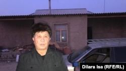 Гражданский активист Нуржан Мухаммедов рядом со своей машиной, поврежденной неизвестными, в салон которой бросили отрубленную голову собаки. Шымкент, 19 ноября 2019 года.
