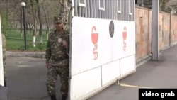 Ворота Центрального военного госпиталя в Ерване.