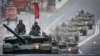 Российские танки Т-90М проезжают по центру Москвы во время репетиции парада перед 9 мая