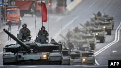 Российские танки Т-90М проезжают по центру Москвы во время репетиции парада перед 9 мая