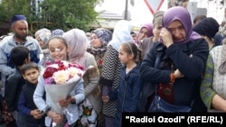 Люди, ожидающие освобождения своих родственников из тюрьмы после амнистии. Душанбе, 28 октября 2019 года.