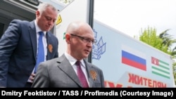 Бадра Гунба и Сергей Кириенко в Сухуми, 1 мая 2025 года