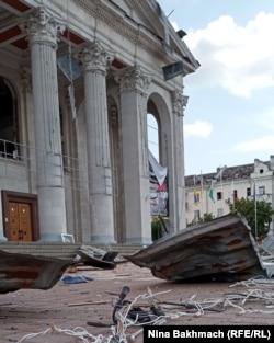 Наслідки обстрілу Чернігова, коли ракета влучила в обласний музично-драматичний театр