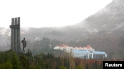 На фотографії 2009 року зображено частину піонерського табору «Артек» і пам'ятник Володимиру Леніну на Південному узбережжі Криму