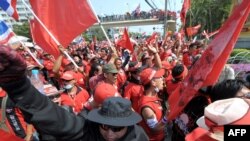 Эътирозгарони ҷонибдори нахуствазири барканоршудаи Таиланд Таксин Шинаватра бо номи "куртасурхҳо" маъруф шудаанд